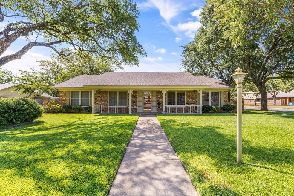 1249 Wedgewood Dr, Cleburne, TX 76033 - photo 1