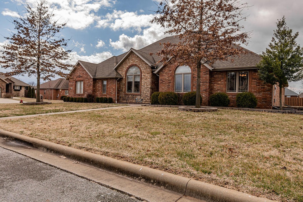 711HawthorneCtNixa-1Exteriors(3)