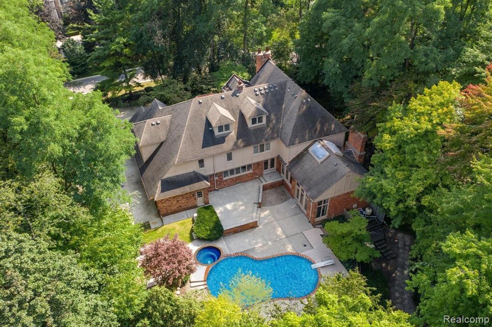 250 Chestnut Cir, Bloomfield Hills, MI 48304 - photo 1