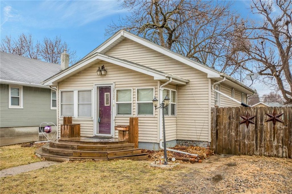 2520 E Grand Ave, Des Moines, IA 50317 - photo 1