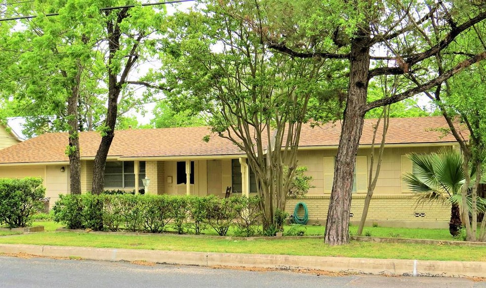 610 W Travis St, Fredericksburg, TX 78624 - photo 1