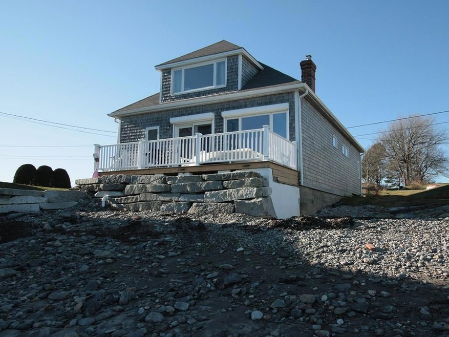 Direct waterfront location on Potts...
