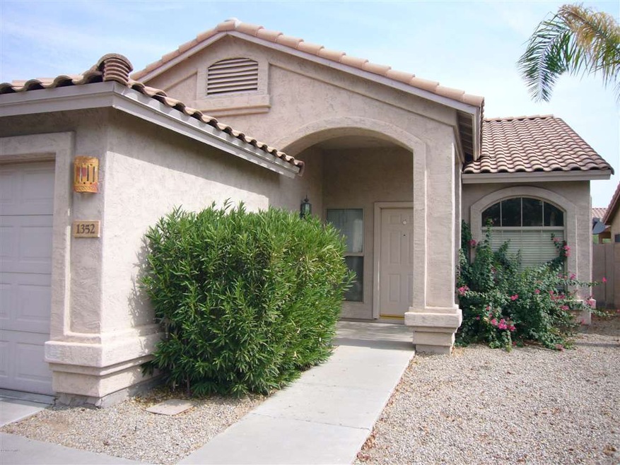 1352 W Sparrow Dr front
