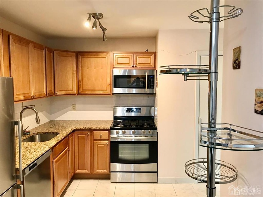 616 Cricket Ln unit 616, Woodbridge, NJ 07095 - photo 1