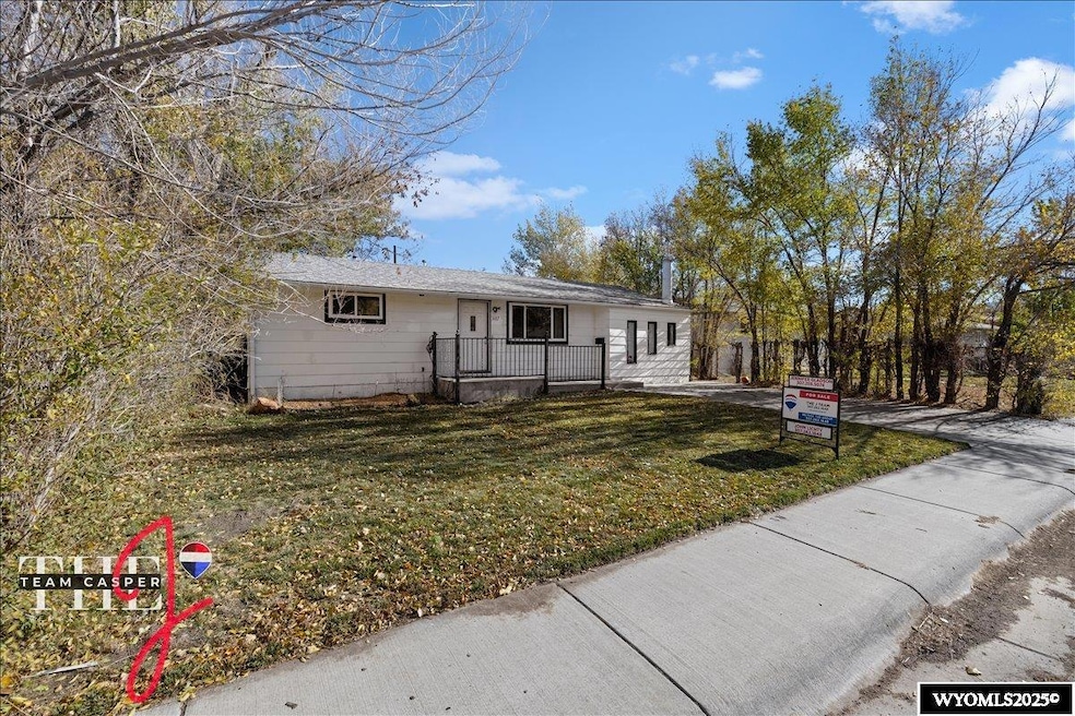 1417 Jim Bridger Ave, Casper, WY 82604 - photo 1