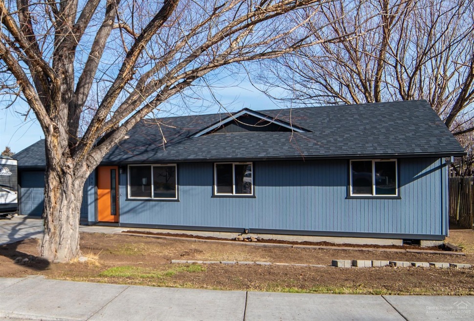 1942 SW 33rd St, Redmond, OR 97756 - photo 1