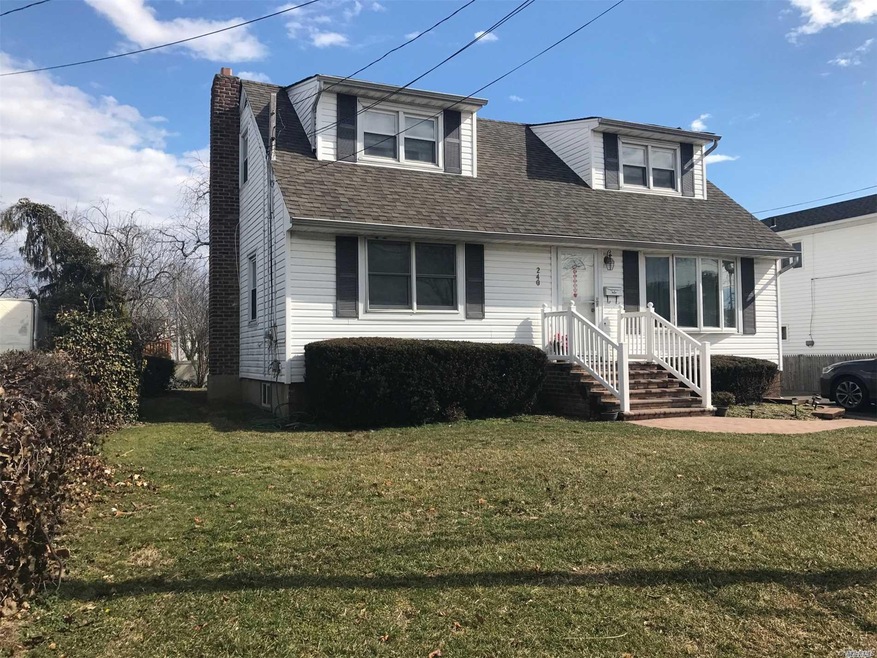 240 Riviera Pkwy, Lindenhurst, NY 11757 - photo 1