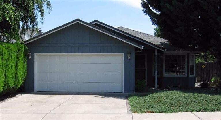 596 Briarwood Dr, Central Point, OR 97502 - photo 1