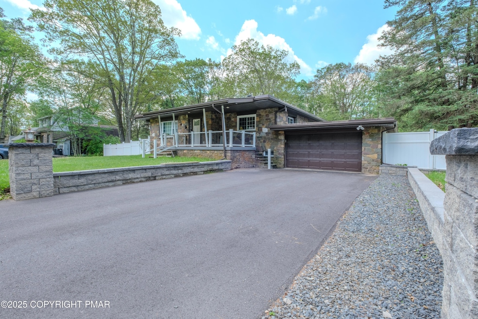 426 Park Ave unit 1, Mount Pocono, PA 18344 - photo 1