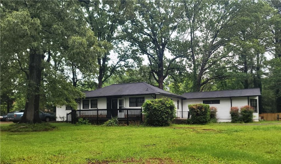 View of front of house featuring a front lawn