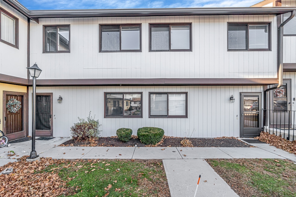 27 Crows Nest Ln unit 8F, Danbury, CT 06810 - photo 1