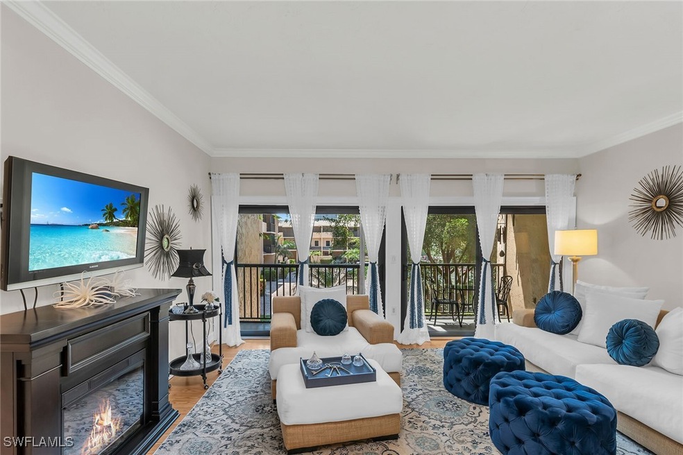 Living room open and inventing with private balcon