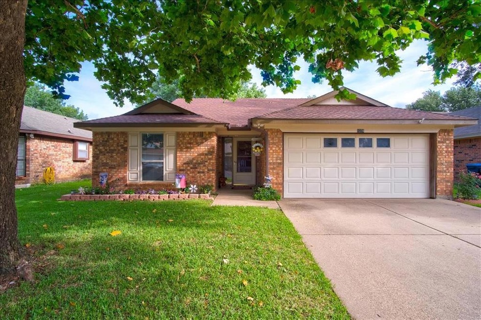 quiet 3-2-2=2 living areas -large .250 lot