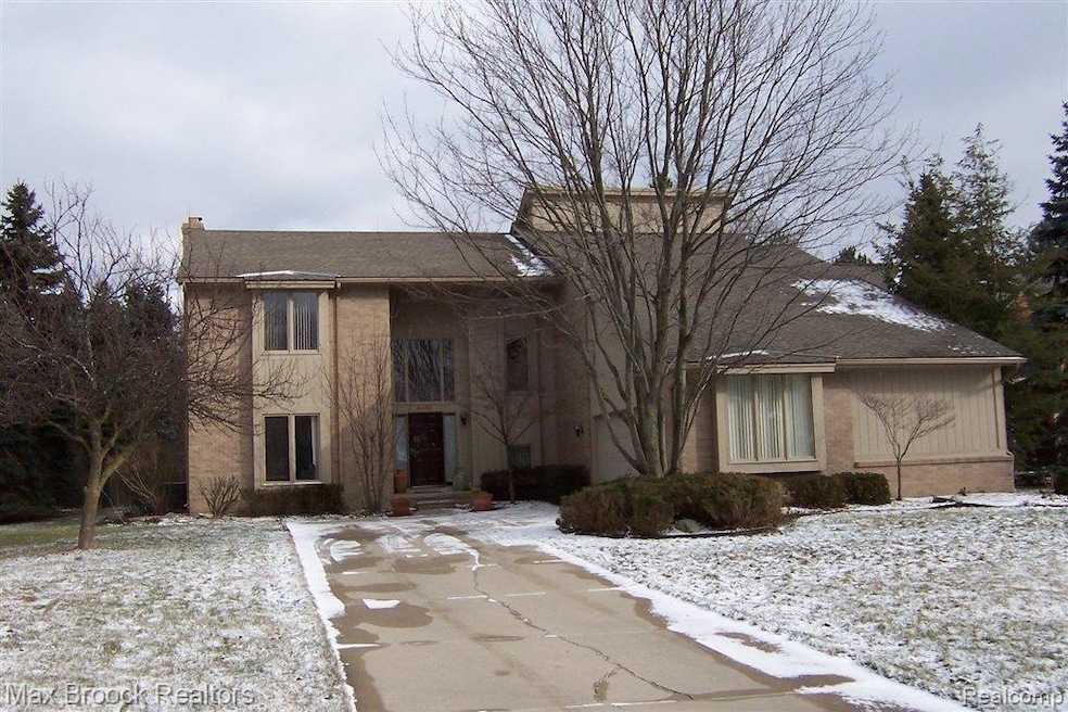 4498 Riverchase Dr, Troy, MI 48098 - photo 1