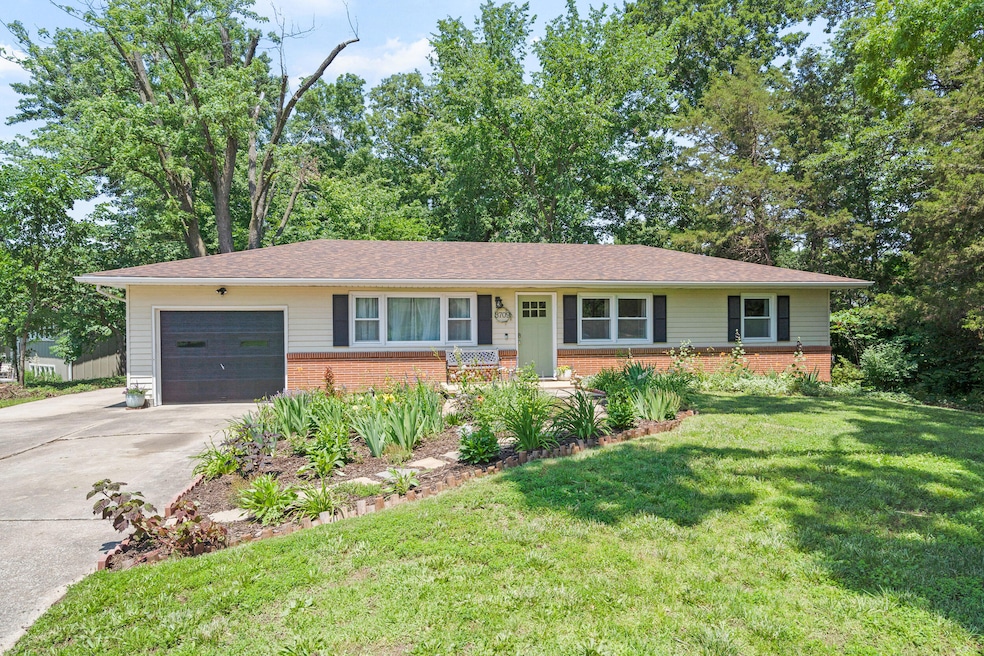 3709 Evergreen Ln