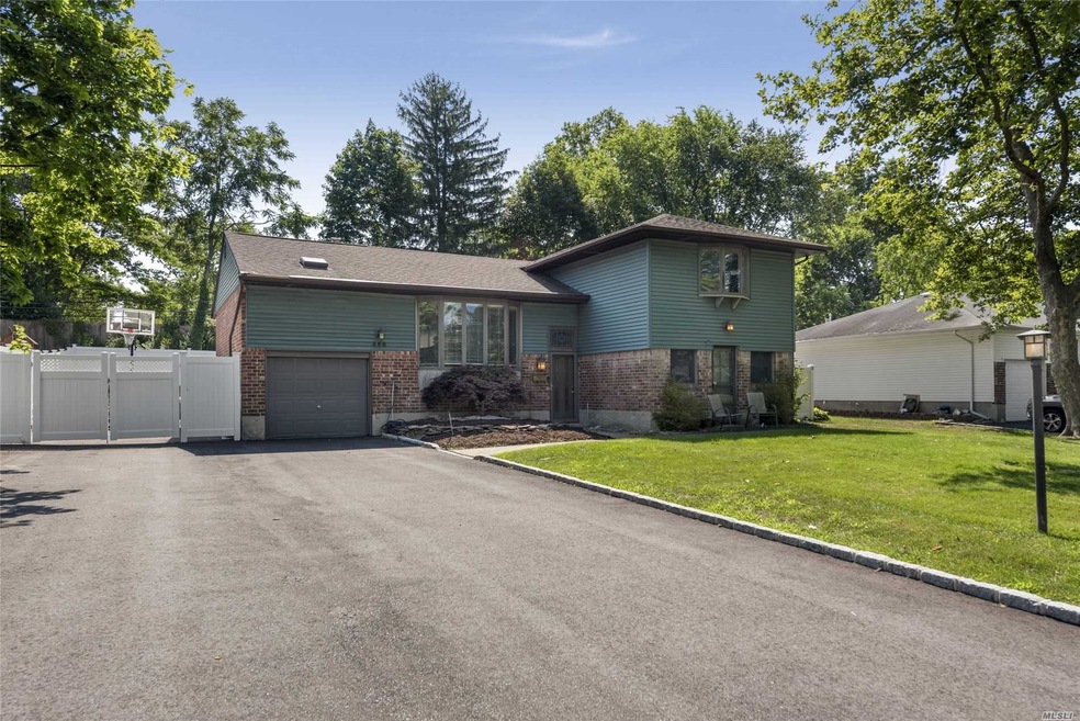 386 Townline Rd, ComMacK, NY 11725 - photo 1