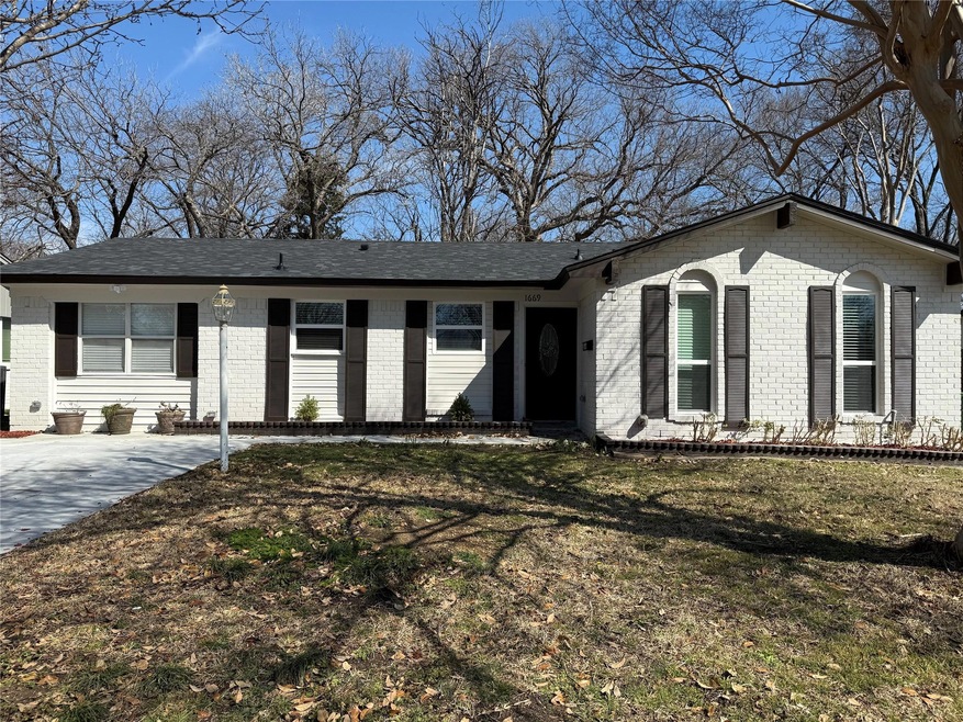 Single story home featuring brick siding and a fro