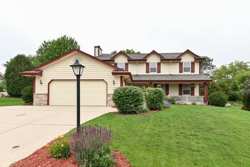 N77W16048 Hunters Ridge Cir, Menomonee Falls, WI 53051 - photo 1