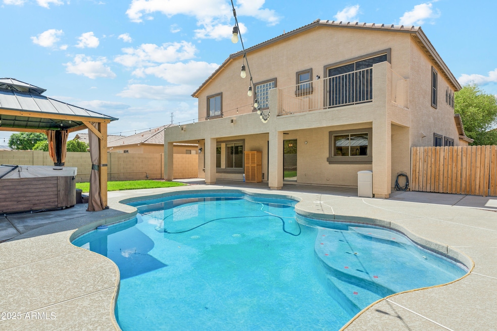 BACKYARD/POOL
