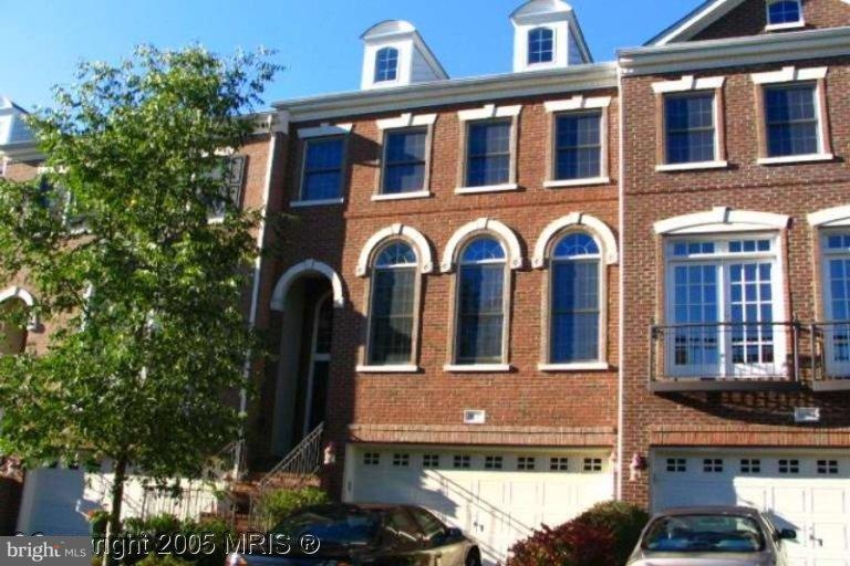 10357 Fitzpatrick Ln, Oakton, VA 22124 - photo 1