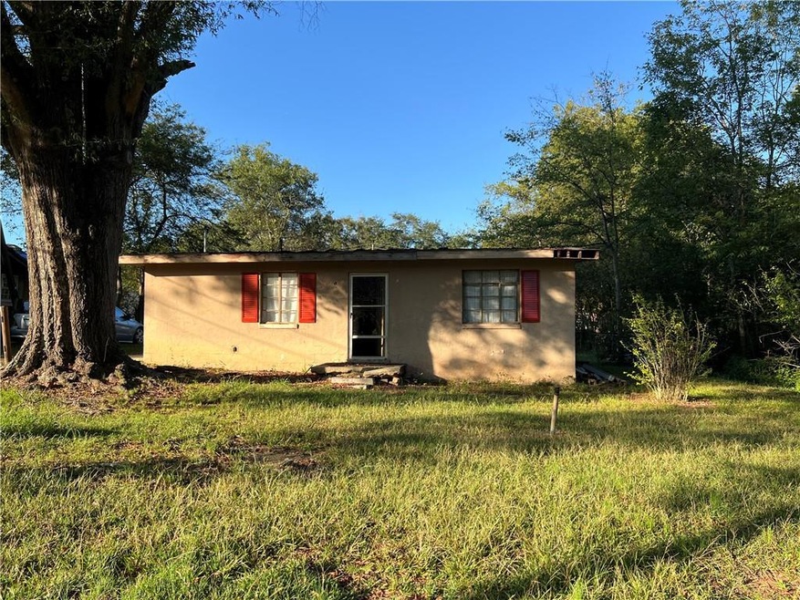 View of front facade featuring a front yard