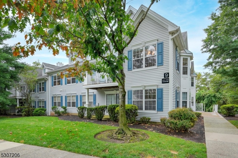 902 Magnolia Ln, Branchburg, NJ 08876 - photo 1
