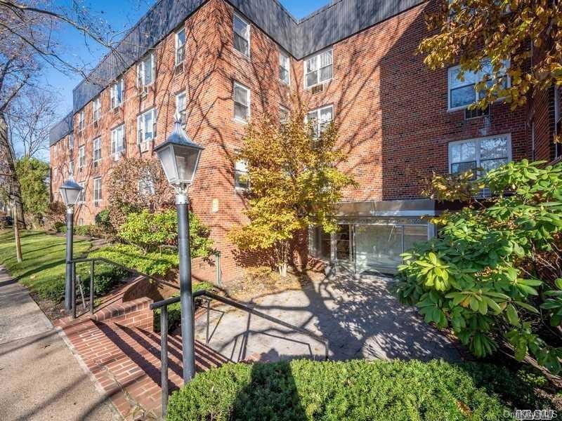 195 S Middle Neck Rd unit 3A, Great Neck, NY 11021 - photo 1