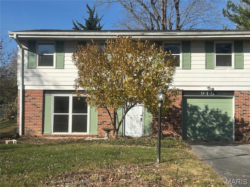 915 Trianon Ln, Ballwin, MO 63011 - photo 1