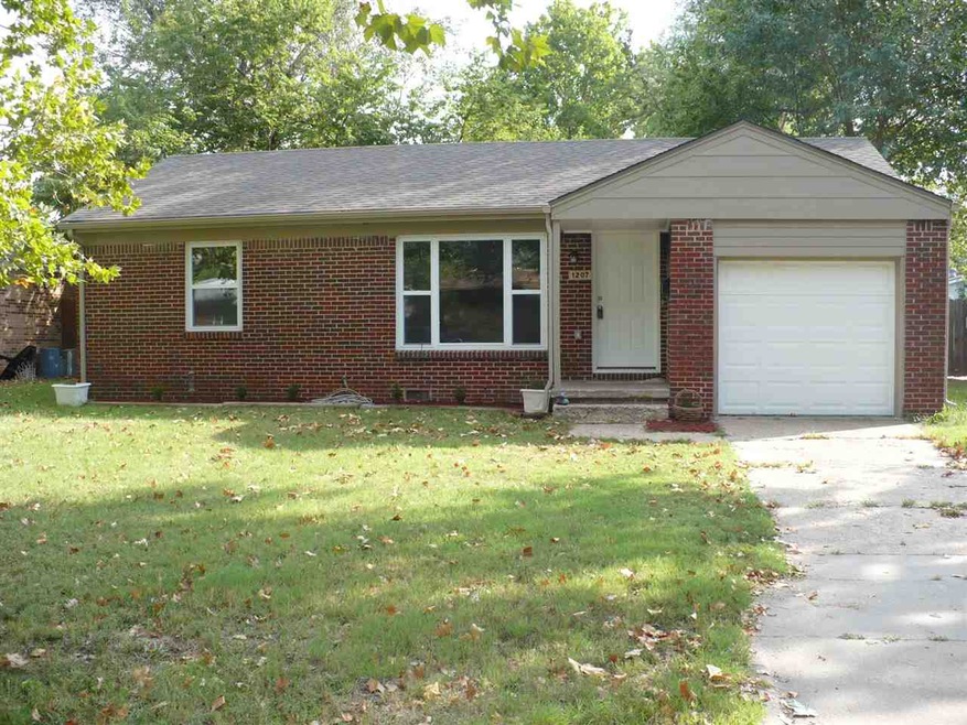 1207 E. ALTURAS  2 BEDROOM HOME WITH NICE LANDSCAP