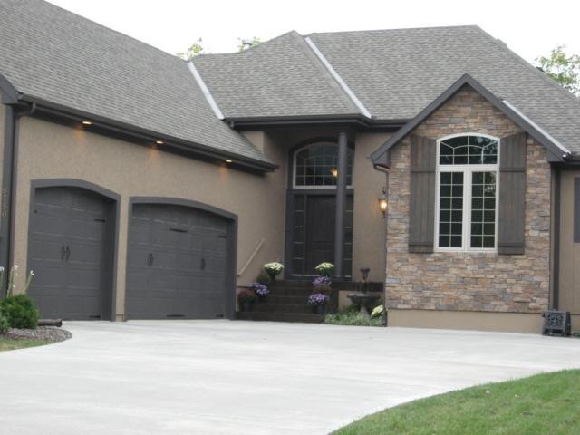 Welcome to this beautiful rev.1.5 tri-level home.