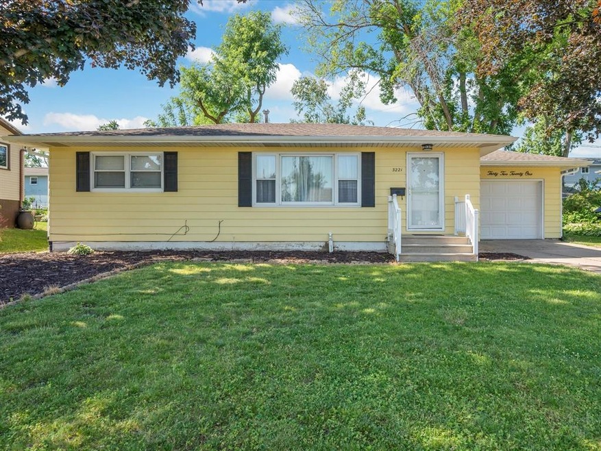 3221 Sue Ln NW, Cedar Rapids, IA 52405 - photo 1