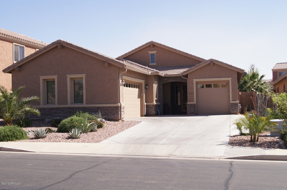 Sharp 3 Bdrm plus Den on extra large lot