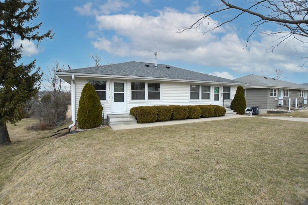2922 Johnson Ave NW, Cedar Rapids, IA 52405 - photo 1