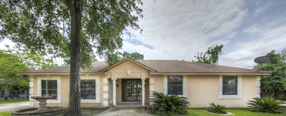 This Large Family Home in Channelview is what you have been looking for.