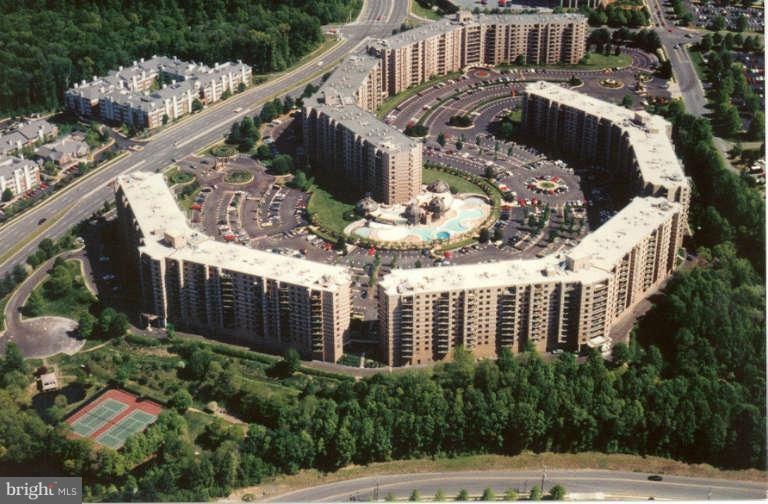 The Rotonda unit 1004, McLean, VA 22102 - photo 1