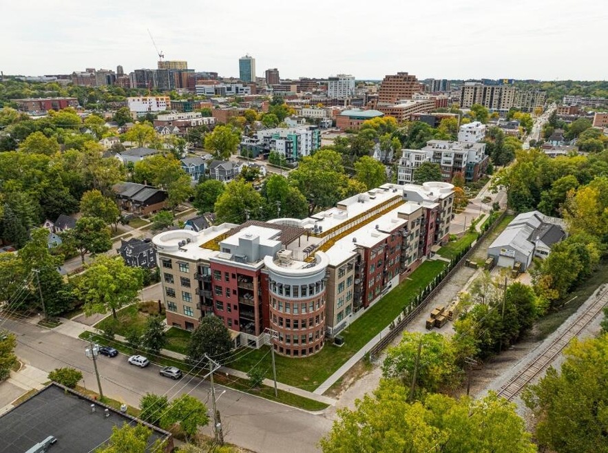 Kingsley Condo Exterior along Felch