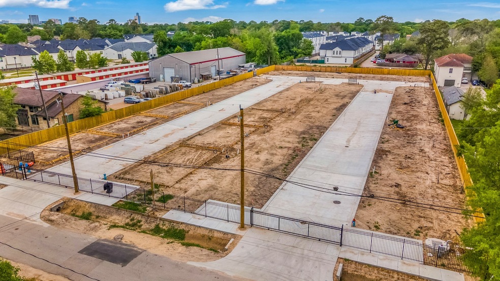 8903 - 8917 Knoll Leaf St, Houston, TX 77080 - photo 1