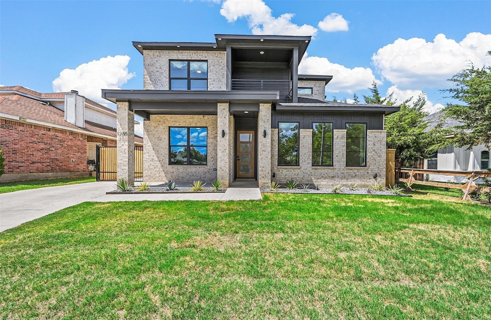 View of front facade with a front yard