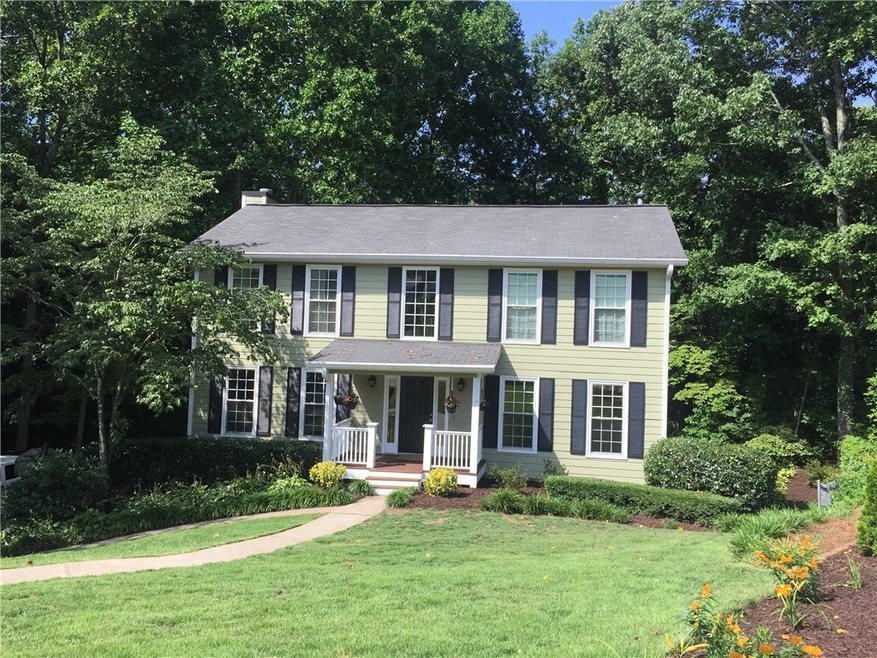 Beautiful 3 bedroom/ 2.5 bath in cul-de-sac.