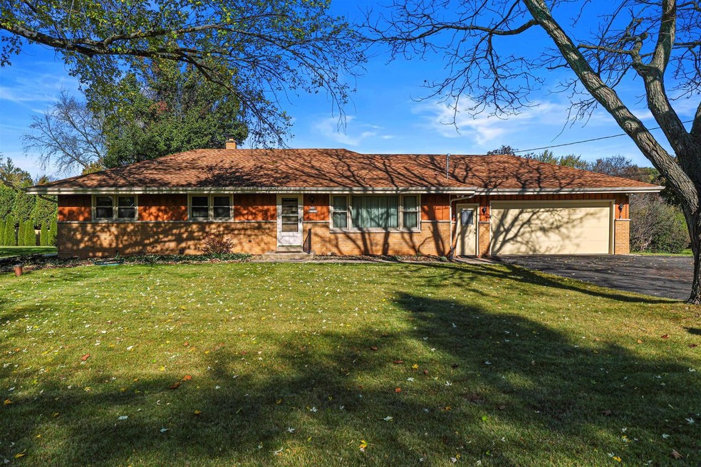 N68W13316 Ranch Rd, Menomonee Falls, WI 53051 - photo 1