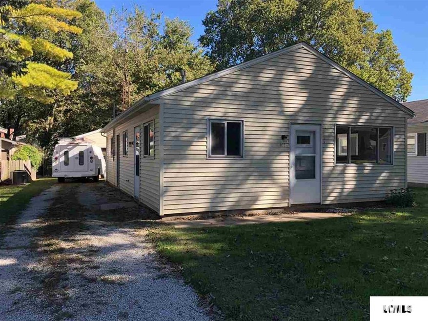 822 S College St, Lincoln, IL 62656 - photo 1