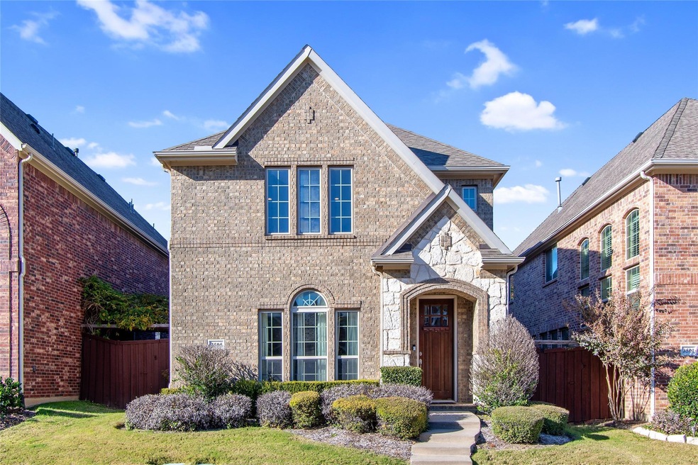 Front of property featuring a front yard