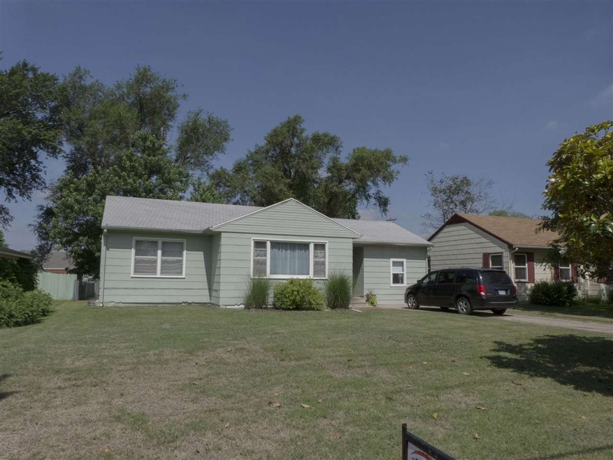 3 beds/1 bath -split bedroom floor plan with fence