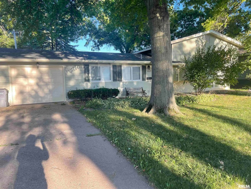 1527 14th St, Bettendorf, IA 52722 - photo 1