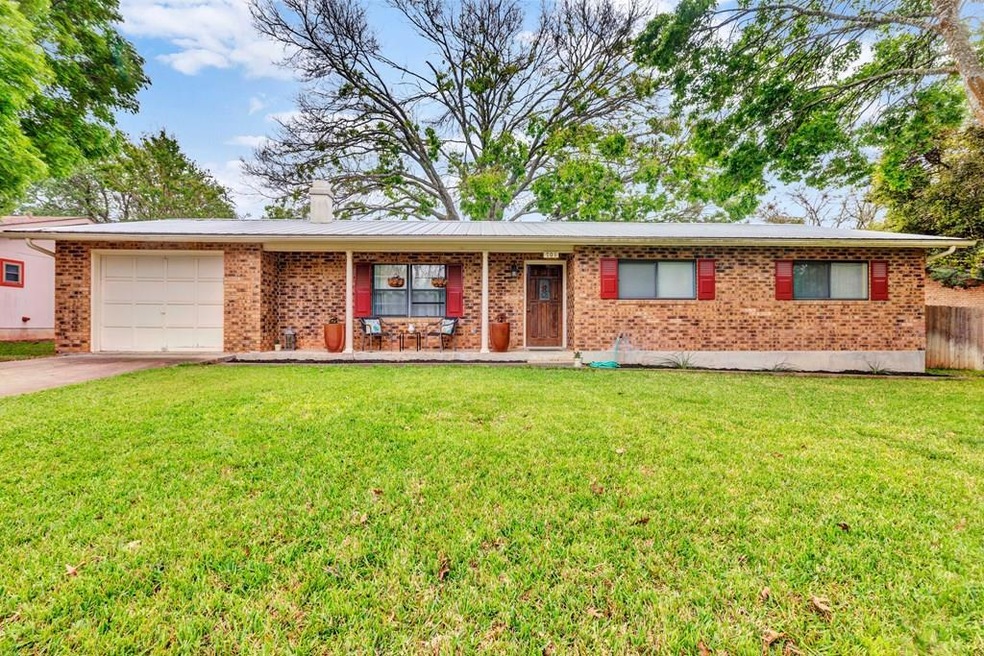 701 Kristofer St, Fredericksburg, TX 78624 - photo 1