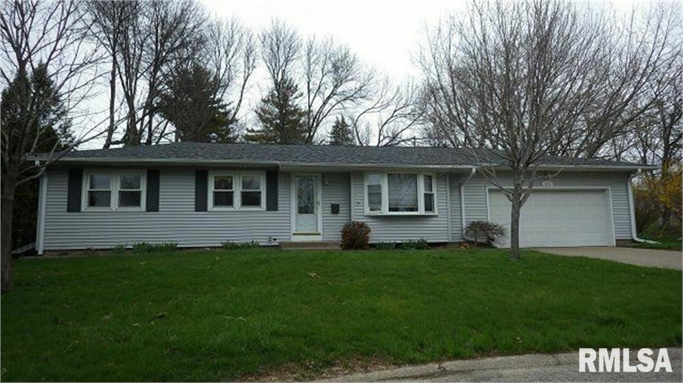 1512 Hickory Ln, Bettendorf, IA 52722 - photo 1