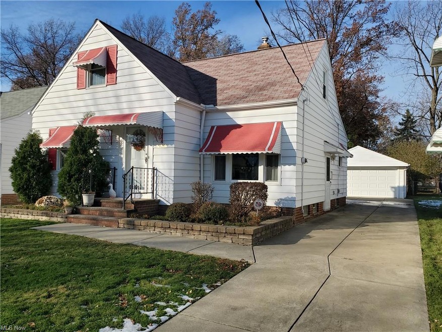 Newer Driveaway.  Roof is approx 14-15 years old.