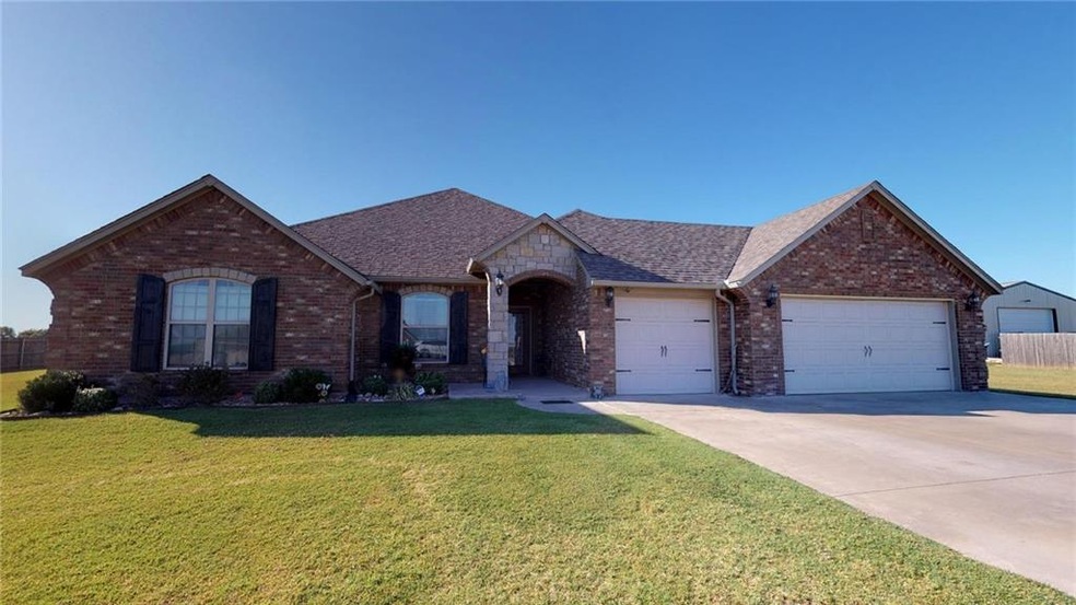 Beautiful home! 4 Bed-2 Bath-3 Car Garage- 3/4 Acr
