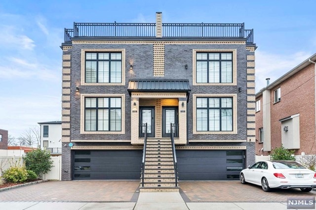 Sold $1,055,000 • Co-Listing Agent