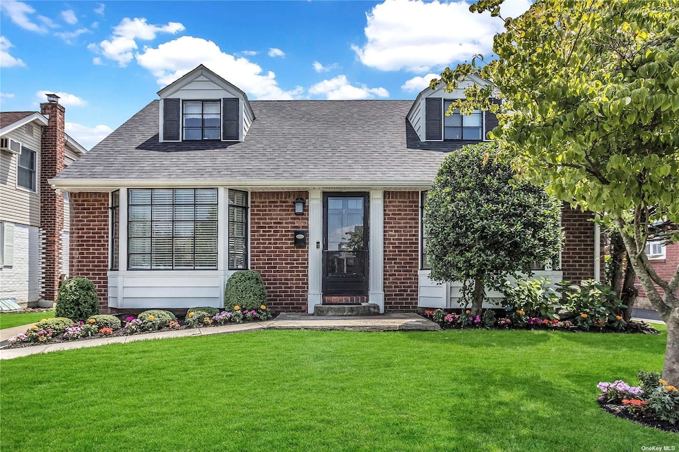 15 Greentree Rd, Mineola, NY 11501 - photo 1